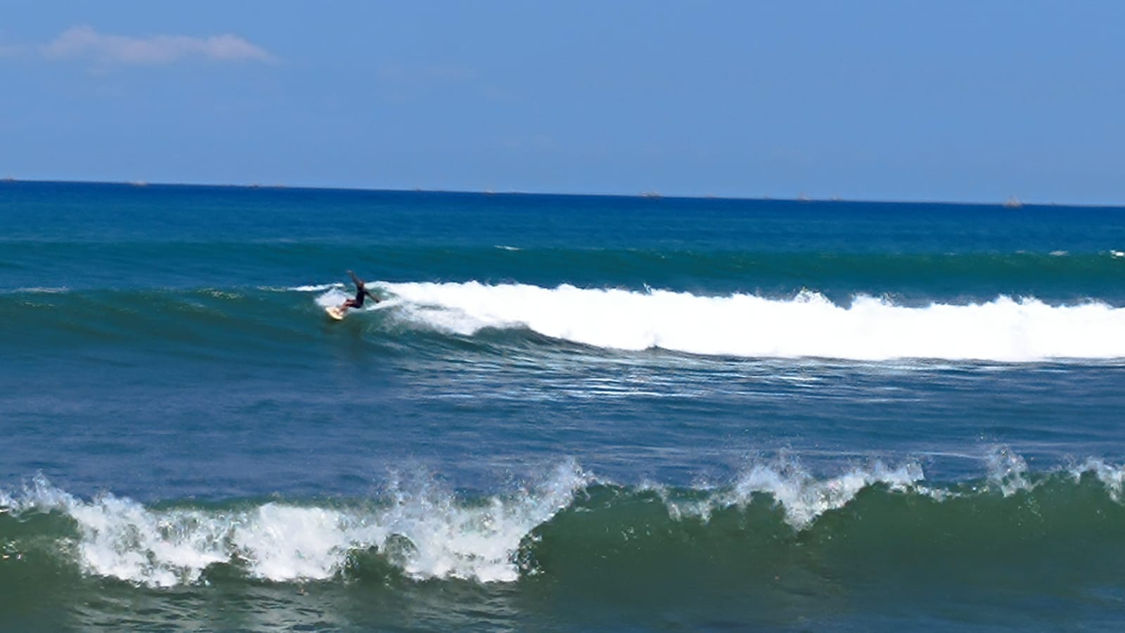 SURFING INTERNASIONAL: Suasana saat para peselancar beraksi di Pantai Cimaja, Kecamatan Cikakak, Kabupaten Sukabumi.
