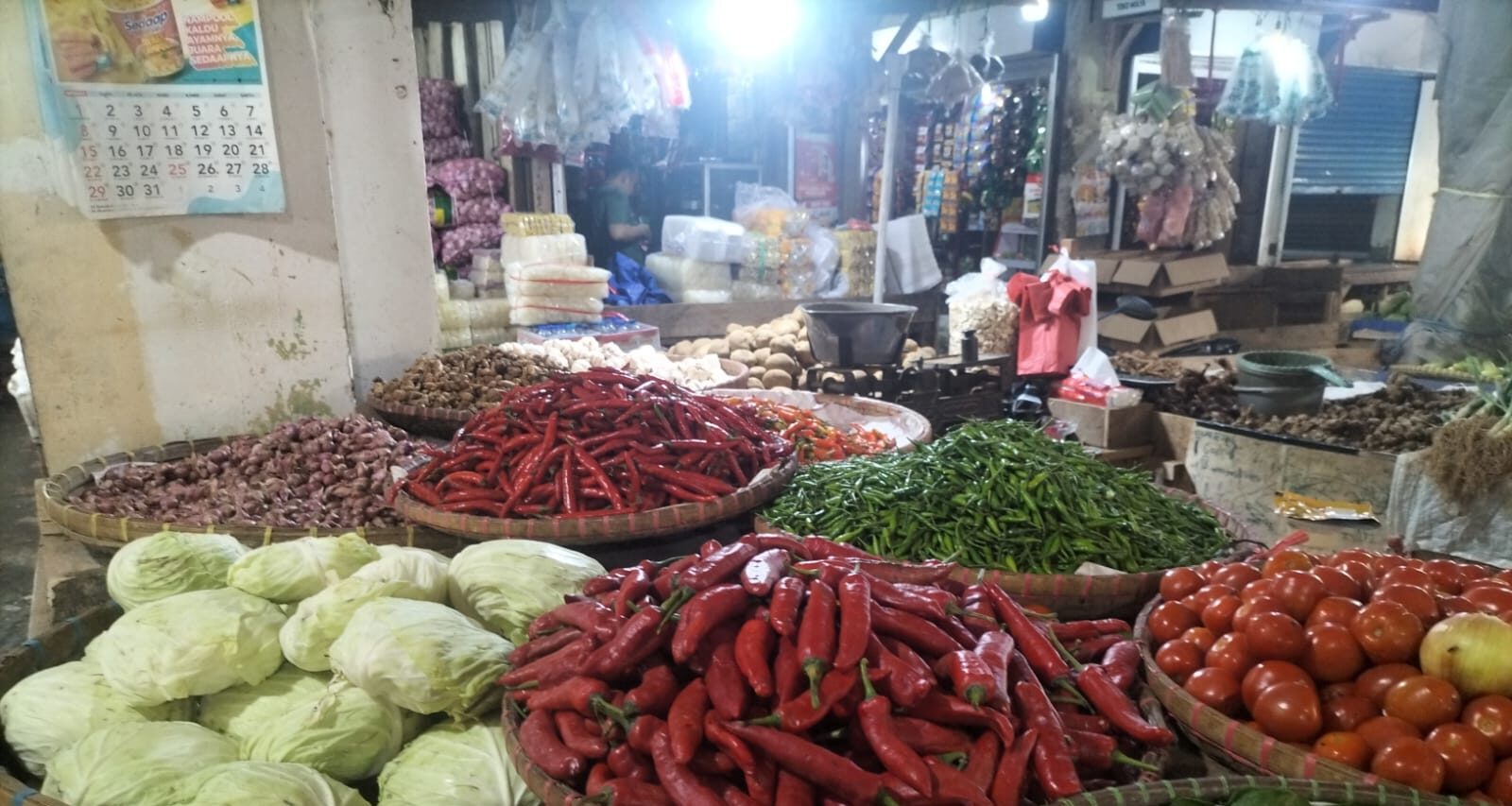 Dinas Koperasi, Usaha Mikro, Perindustrian dan Perdagangan (Diskumindag) Kota Sukabumi mencatat penurunan harga sejumlah bahan pokok di Pasar Pelita dan Pasar Tipar Gede