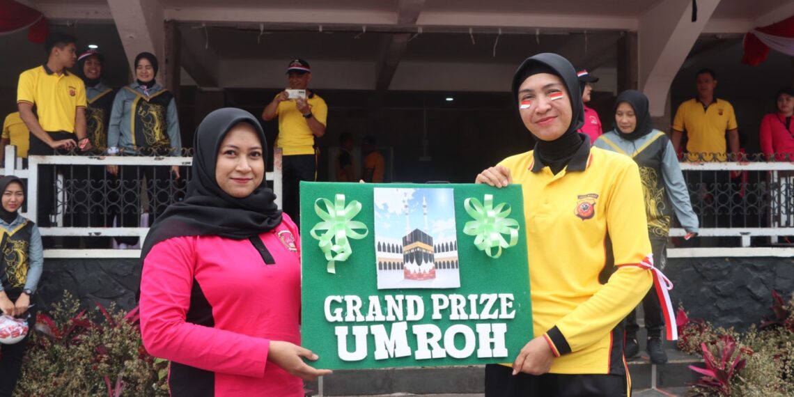 HADIAH UMROH: Kapolres Sukabumi Kota, AKBP Rita Suwadi secara simbolis menyerahkan hadiah umroh kepada peserta, Selasa (19/8).