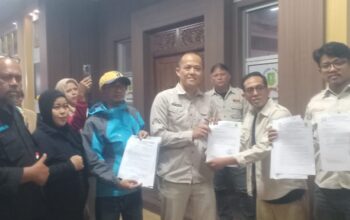 Puluhan Ketua RW yang tergabung dalam Forum Komunikasi Ketua Rukun Warga (RW) Kota Sukabumi mendatangi Gedung DPRD Kota Sukabumi, Selasa (19/8/2025).