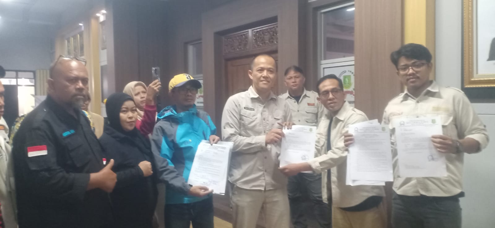 Puluhan Ketua RW yang tergabung dalam Forum Komunikasi Ketua Rukun Warga (RW) Kota Sukabumi mendatangi Gedung DPRD Kota Sukabumi, Selasa (19/8/2025).