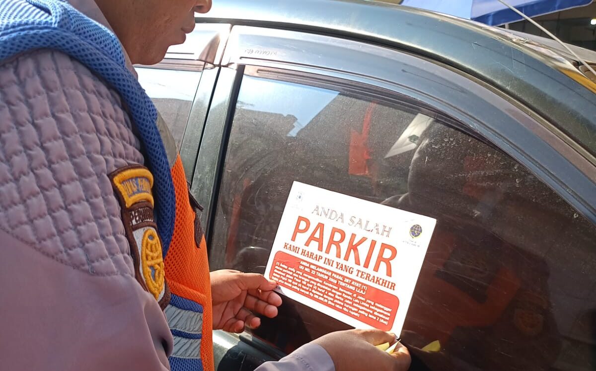 PENERTIBAN: Sejumlah petugas Dishub Kota Sukabumi saat melakukan penertiban parkir liar di Jalan A Yani Kota Sukabumi, belum lama ini.
