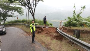 Detik-detik Truk Bermuatan Pupuk Terjun ke Jurang 200 Meter di Jalur Cikidang, Sopir Luka Serius