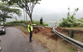 FOTO : NANDI/ RADARSUKABUMI Lokasi truk terjun ke jurang di tanjakan leter S Cikidang, Kabupaten Sukabumi. Selasa (19/8/2025).