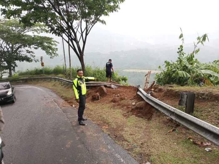 FOTO : NANDI/ RADARSUKABUMI Lokasi truk terjun ke jurang di tanjakan leter S Cikidang, Kabupaten Sukabumi. Selasa (19/8/2025).