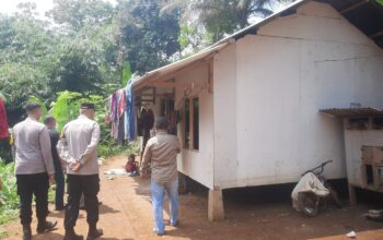 Jajaran forkompimcam saat menyambangi rumah orang tua Raya.