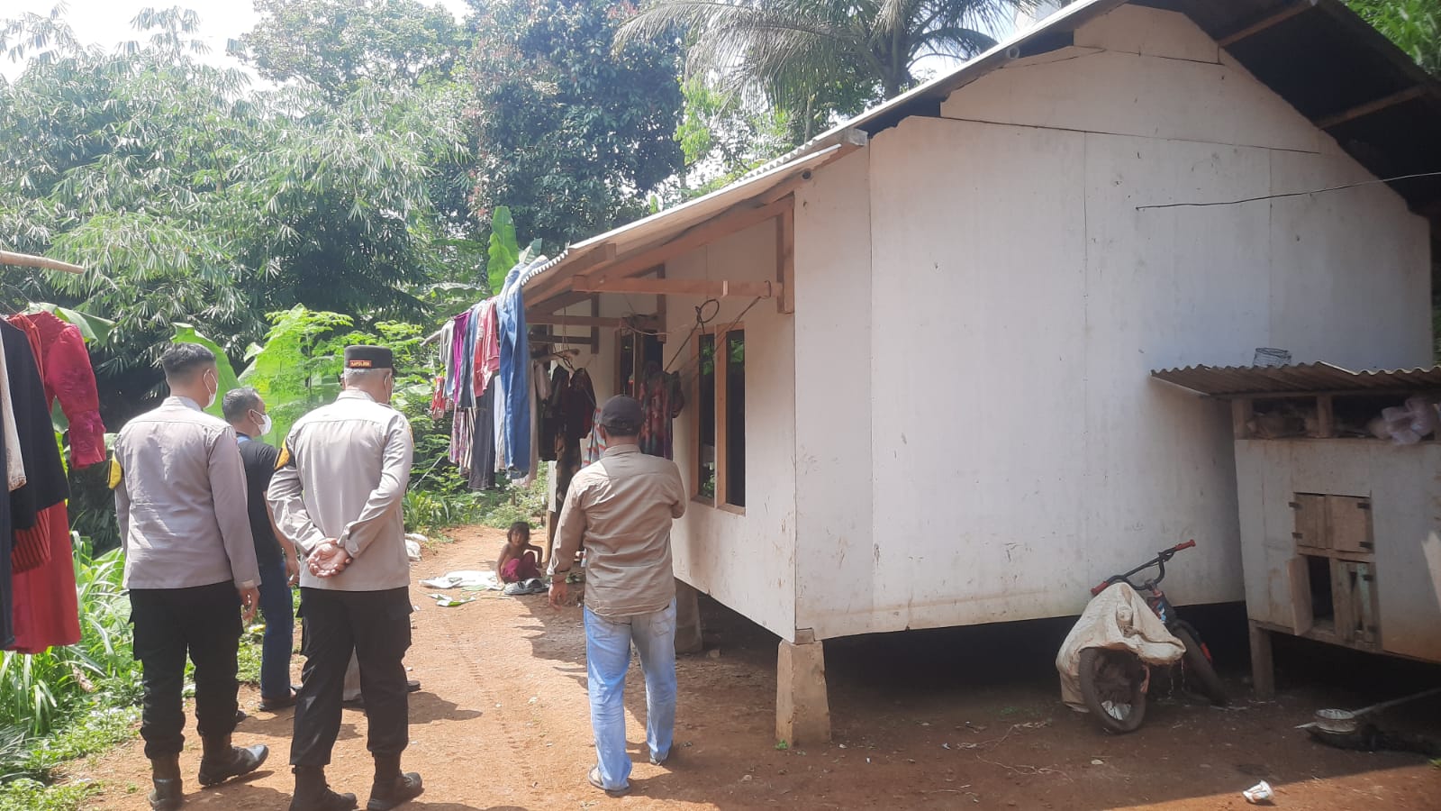 Jajaran forkompimcam saat menyambangi rumah orang tua Raya.
