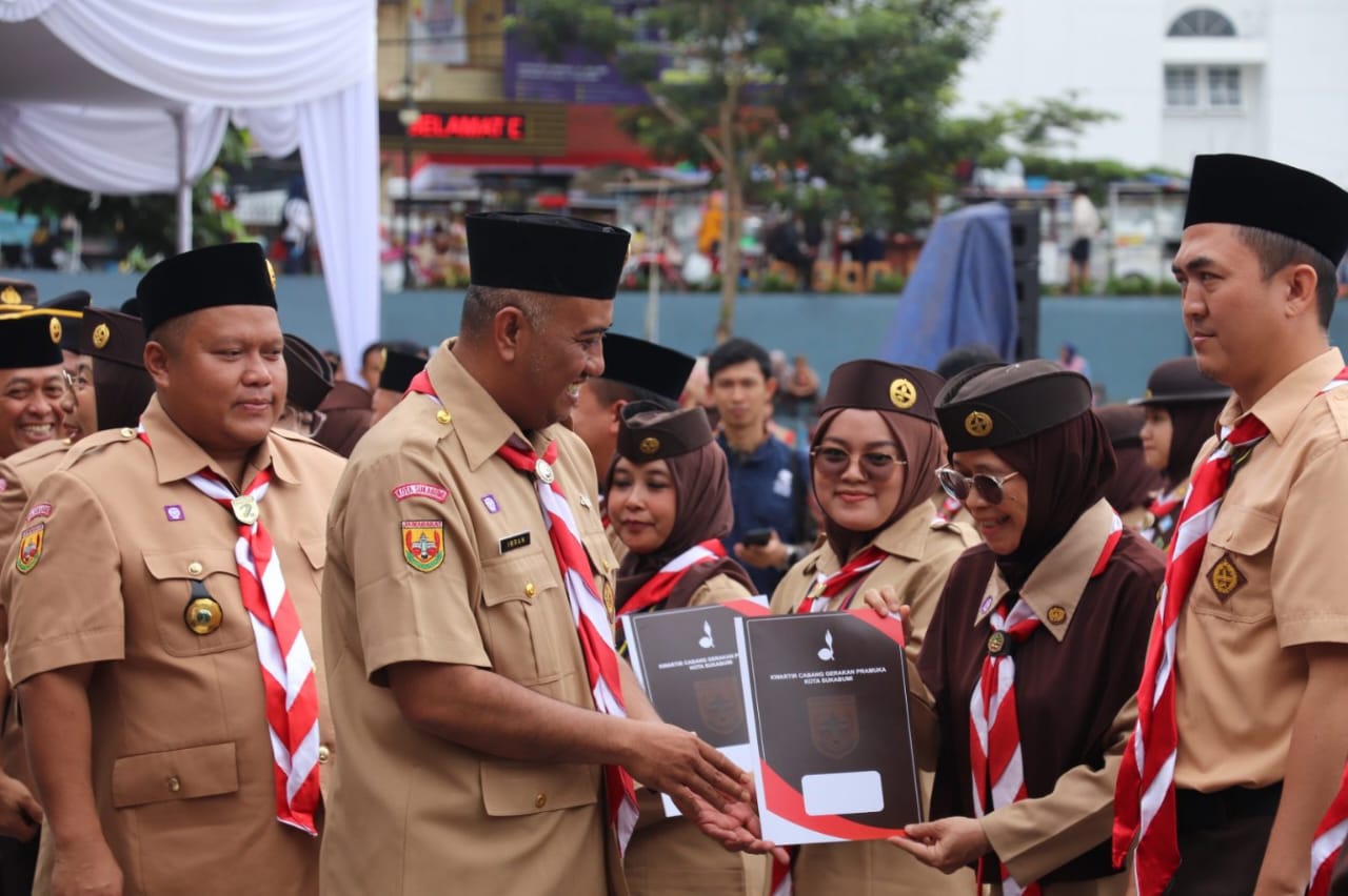 MERIAH: Gerakan Pramuka Kwartir Cabang (Kwarcab) Kota Sukabumi, memperingati Hari Pramuka ke-68 dengan upacara di Lapangan Merdeka, Rabu (20/8).