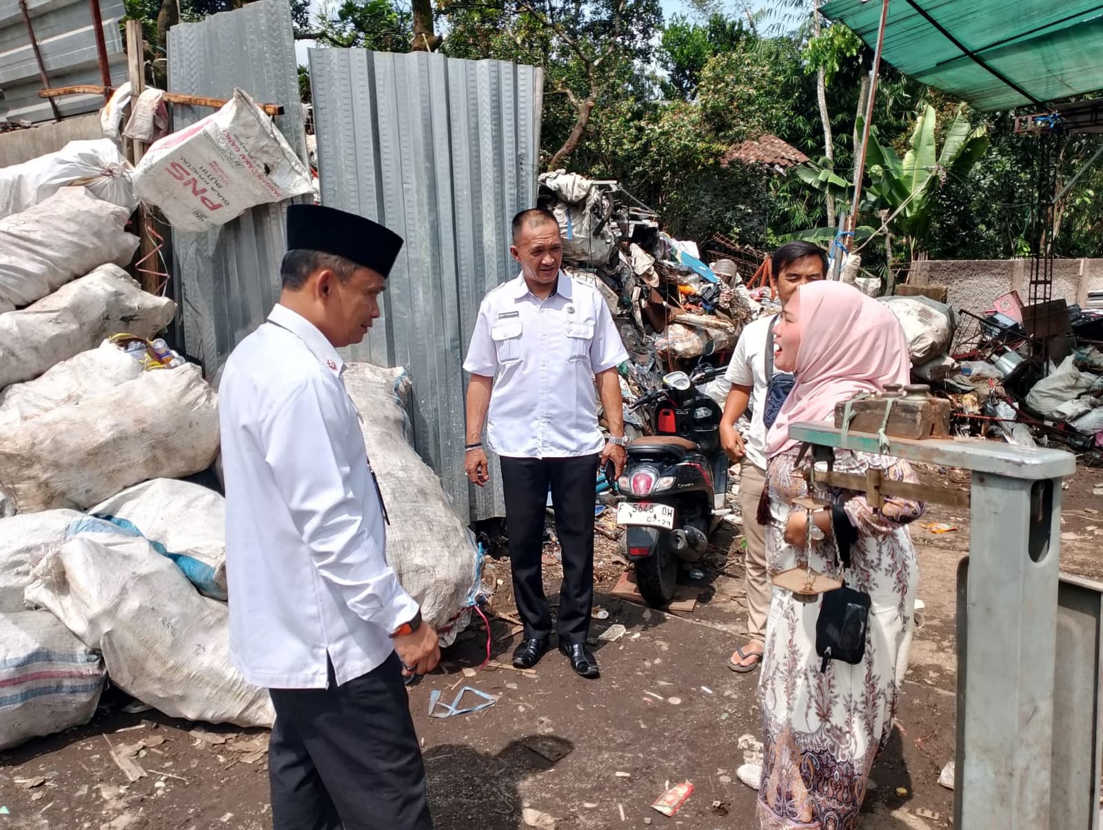 Kepala DPMPTSP Kabupaten Sukabumi, Ali Iskandar, memimpin langsung kegiatan edukasi kepada pelaku usaha di Sukalarang pada Rabu (20/8/2025).