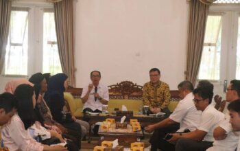 SAMBUTAN : Sekda Kabupaten Sukabumi, saat memberikan sambutan di Gedung Pendopo Sukabumi, pada pelapasan empat mahasiswa untuk belajar di Korea Selatan pada Rabu (20/8).