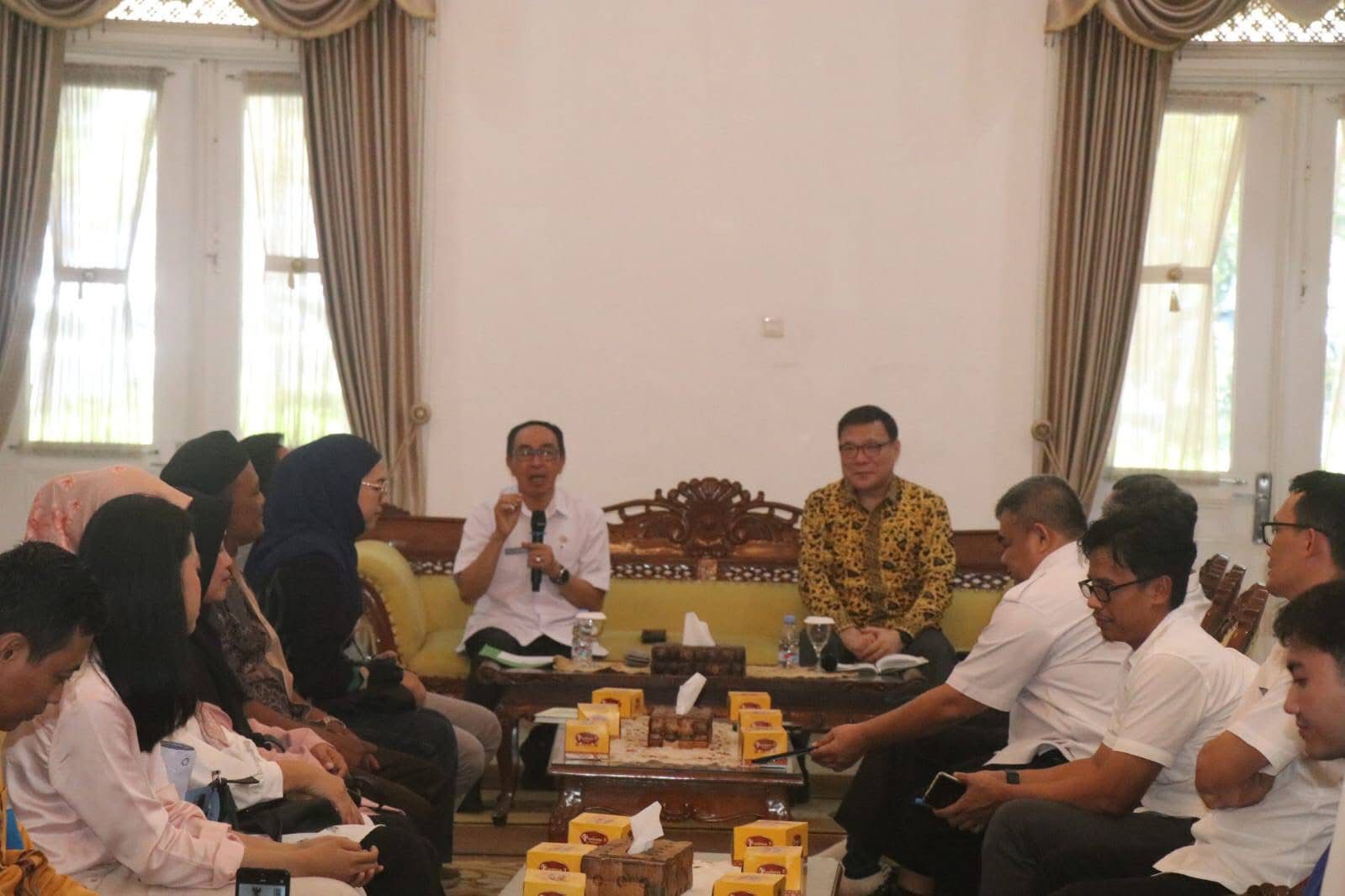 SAMBUTAN : Sekda Kabupaten Sukabumi, saat memberikan sambutan di Gedung Pendopo Sukabumi, pada pelapasan empat mahasiswa untuk belajar di Korea Selatan pada Rabu (20/8).