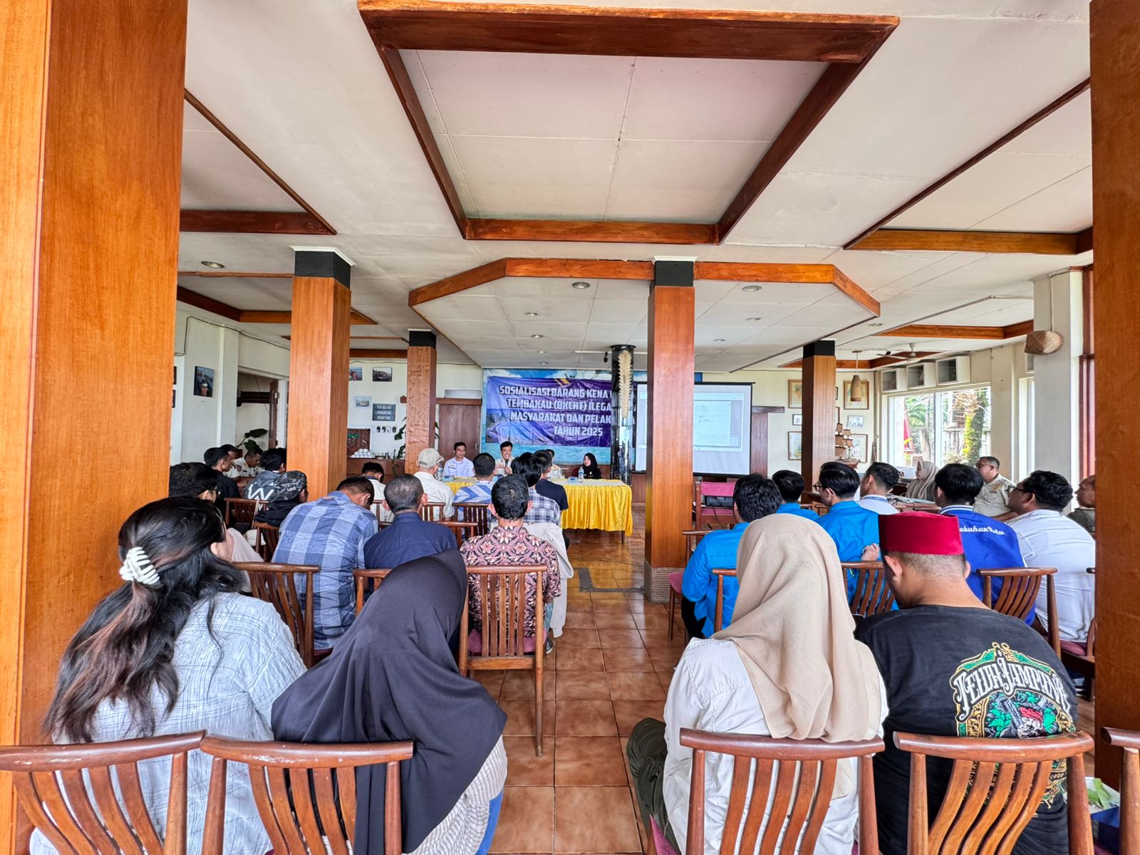 Suasana saat sosialisasi Barang Kena Cukai Hasil Tembakau (BKCHT) Ilegal yang berlangsung di Aula Hotel Bunga Ayu, Palabuhanratu. Rabu (20/8/2025).