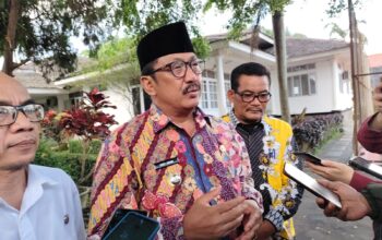 FOTO : DENDI/RADAR SUKABUMI DIWAWANCARAI : Bupati Sukabumi, Asep Japar saat diwawancarai di Gedung Pendopo Sukabumi pada Rabu (20/8).