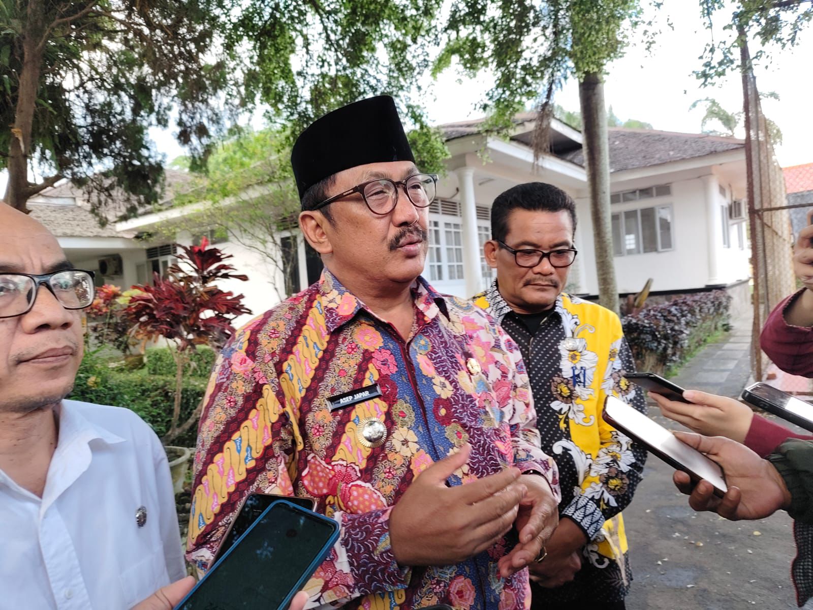 FOTO : DENDI/RADAR SUKABUMI DIWAWANCARAI : Bupati Sukabumi, Asep Japar saat diwawancarai di Gedung Pendopo Sukabumi pada Rabu (20/8).