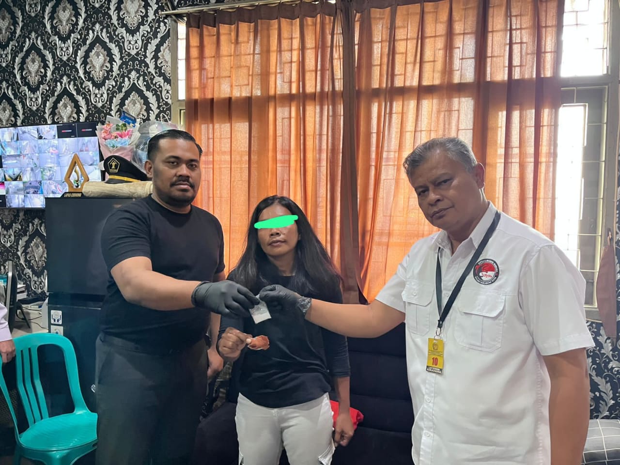 DIAMANKAN: Seorang wanita yang diduga menyelundupkan sabu saat diamankan petugas Lapas Kelas IIB Sukabumi, Rabu (20/8).