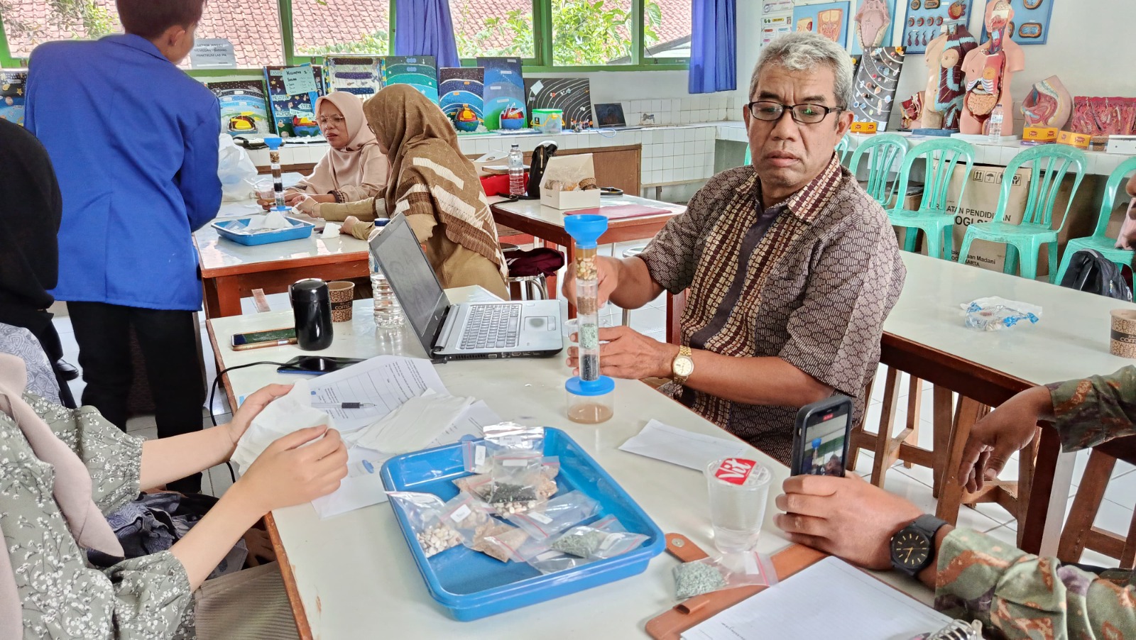 Universitas Muhammadiyah Sukabumi (UMMI) melalui Program Studi Pendidikan Biologi FKIP sukses menyelenggarakan Pelatihan Green STEM untuk memfasilitasi pembelajaran mendalam di SMP Negeri 7 Kota Sukabumi.