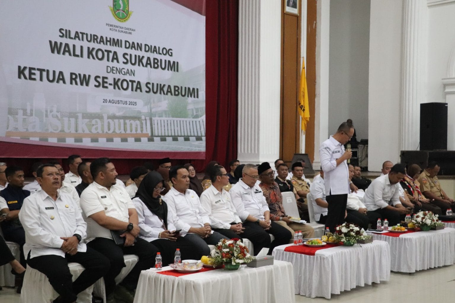 SAMBUTAN: Wali Kota Sukabumi, Ayep Zaki saat sambutan dalam kegiatan silaturahmi dan dialog bersama para Ketua RW se-Kota Sukabumi yang digelar Bagian Pemerintahan Setda.