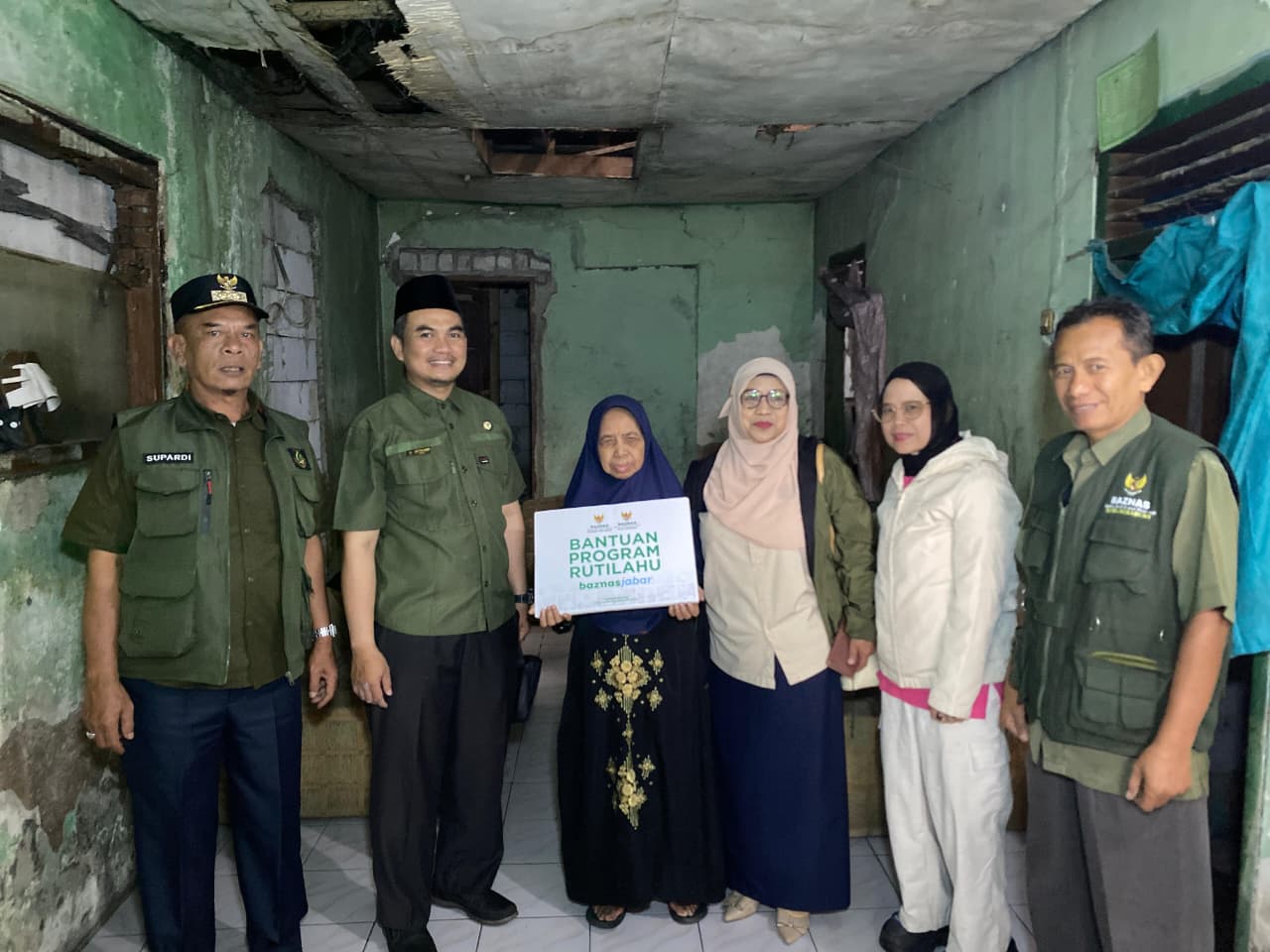 PENYALURAN BANTUAN: Badan Amil Zakat Nasional (Baznas) Kota Sukabumi saat menyalurkan bantuan Rutilahu di wilayah kerjanya, belum lama ini.