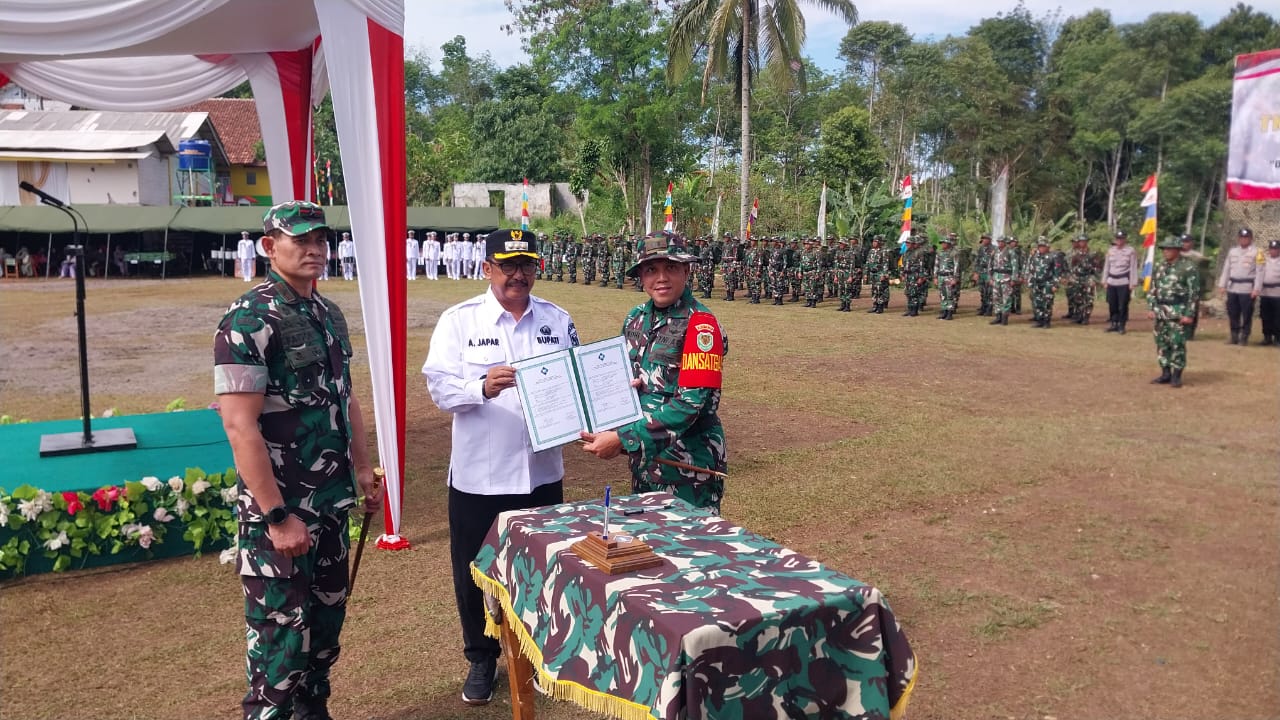 FOTO : NANDI/ RADARSUKABUMI Suasana penandatangan berita acara penutupan kegiatan TMMD ke 125 tahun 2025 di Wilayab Desa Langkapjaya, Kecamatan Lengkong, Kabupaten Sukabumi.