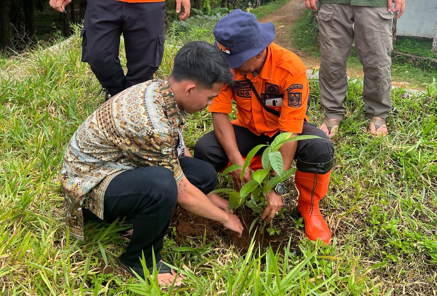 Suasana saat kegiatan penanaman pohon, BPBD bersama masyarakat di Desa Nangkakoneng, Kecamatan Cikidang.
