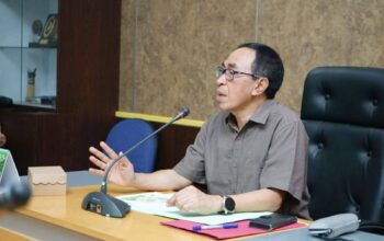 Sekda Ade Suryaman saat memimpin rapat dalam rangka program Jabar Berseka (Bersih, Sehat, Kayungyun, Asri, Hijau, Nyaman, dan Berkelanjutan) yang digagas Pemerintah Provinsi Jawa Barat.