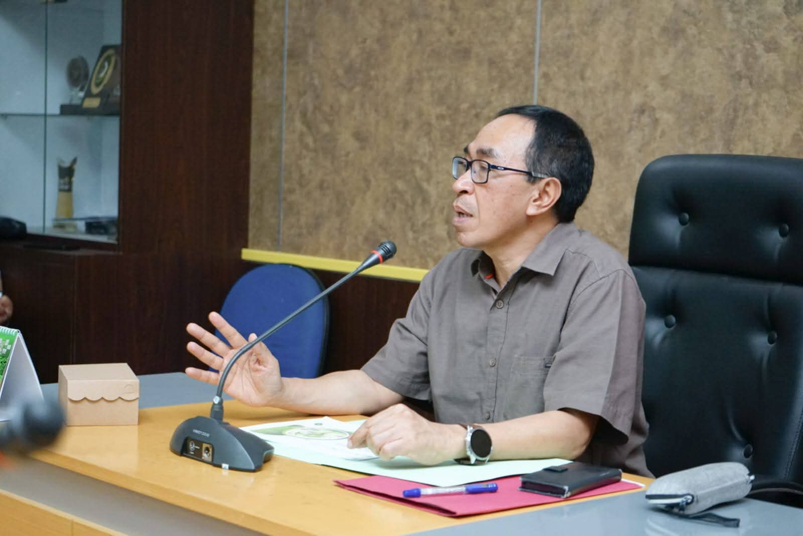Sekda Ade Suryaman saat memimpin rapat dalam rangka program Jabar Berseka (Bersih, Sehat, Kayungyun, Asri, Hijau, Nyaman, dan Berkelanjutan) yang digagas Pemerintah Provinsi Jawa Barat.