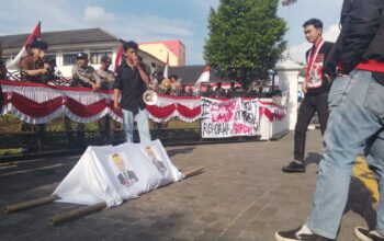 UNJUKRASA: Aksi unjuk rasa mahasiswa yang tergabung GMNI Sukabumi Raya, kembali mengguncang Balai Kota Sukabumi, Kamis (21/08).