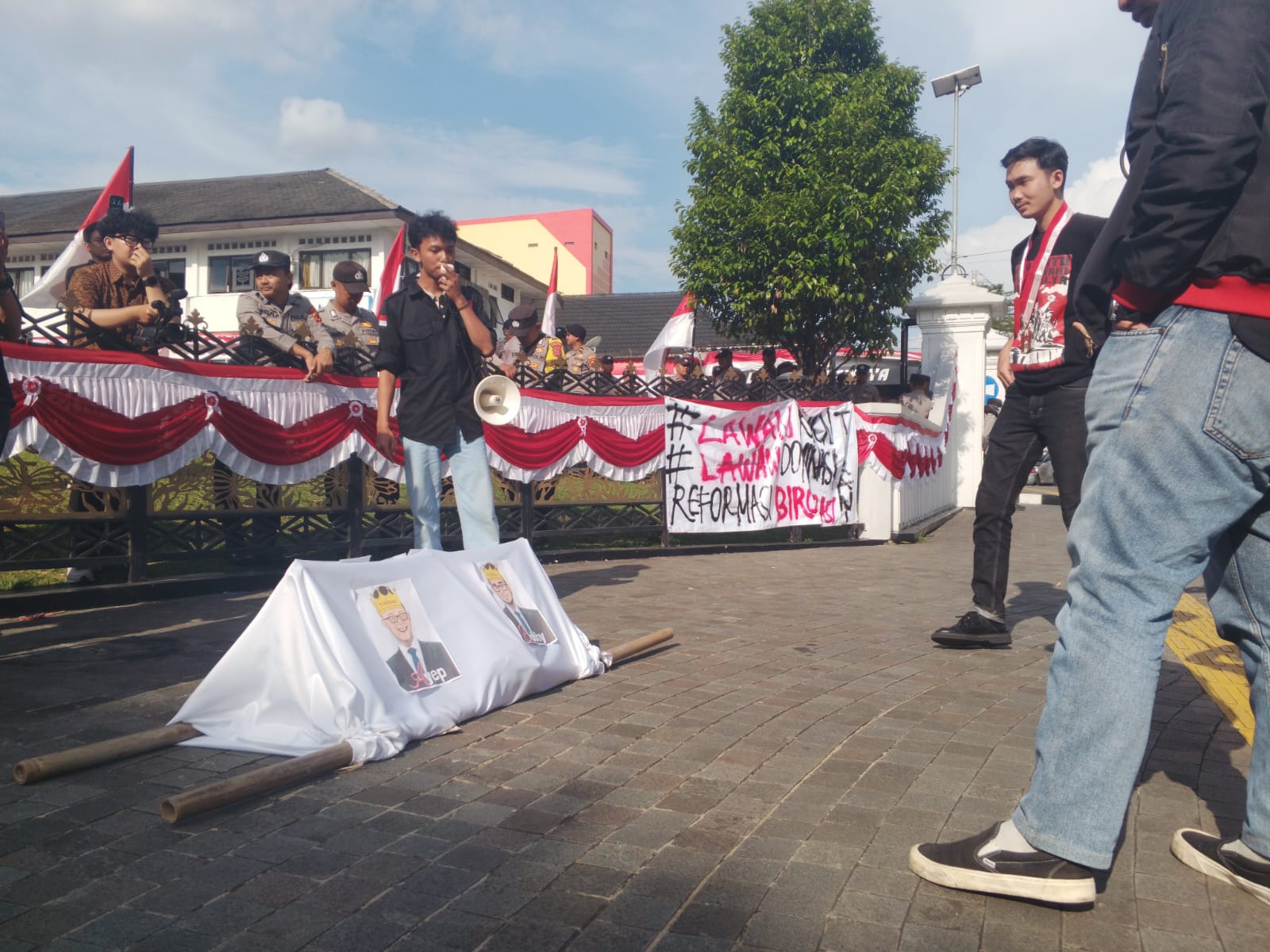 UNJUKRASA: Aksi unjuk rasa mahasiswa yang tergabung GMNI Sukabumi Raya, kembali mengguncang Balai Kota Sukabumi, Kamis (21/08).