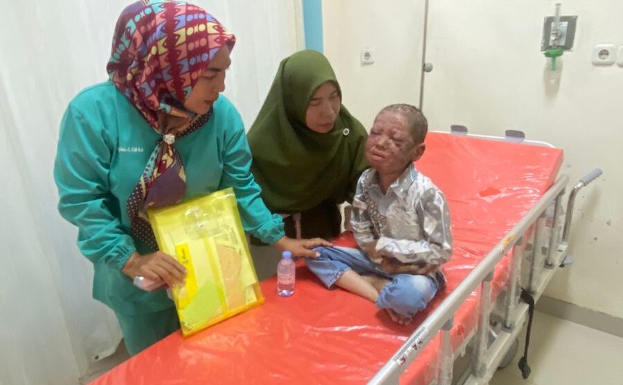 DILAYANI : Zihad Alfaritsi Eriansyah (7) bocah pengidap Candidiasis asal Kampung Kubang RT 017/RW 04, Desa Pasir Datar Indah, Kecamatan Caringin, Kabupaten Sukabumi, saat dibawa keluarga ke rumah sakit.