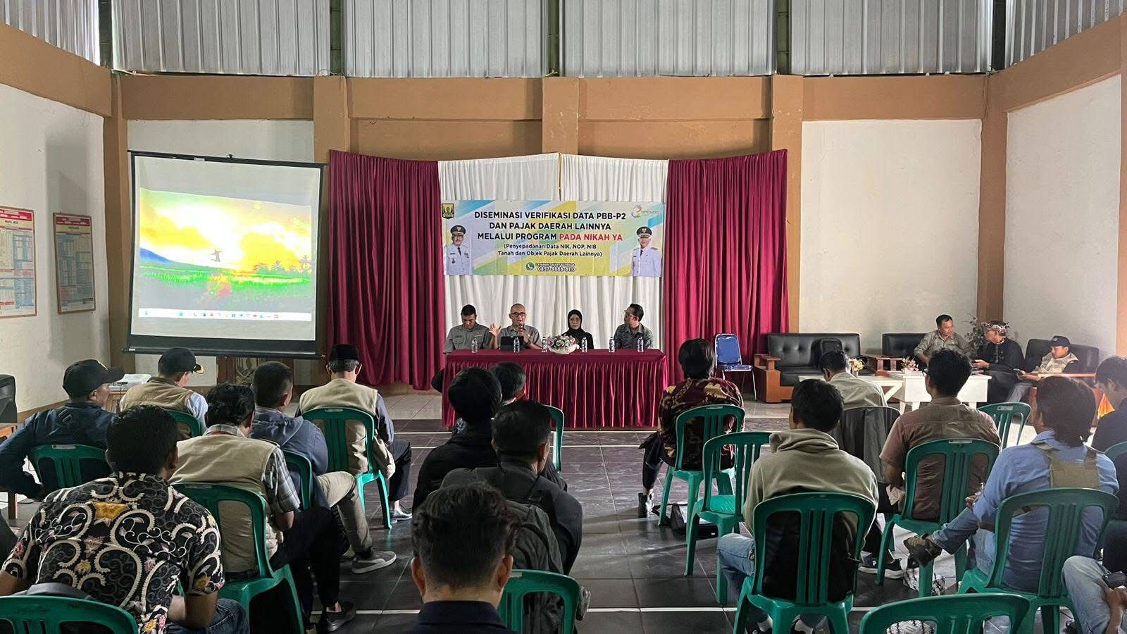 SAMBUTAN : Kabid Pendataan dan Penetapan Bapenda Kabupaten Sukabumi, Hari Ramdani saat memberikan sambutan pada diseminasi program Pada Nikah Ya.