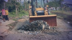 Jalan Cigadog–Cimanggir Sukabumi Rusak Parah, UPTD PU Sagaranten Turun Tangan