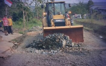 Suasana saat proses pengerjaan perbaikan sementara berupa pengerasan jalan.