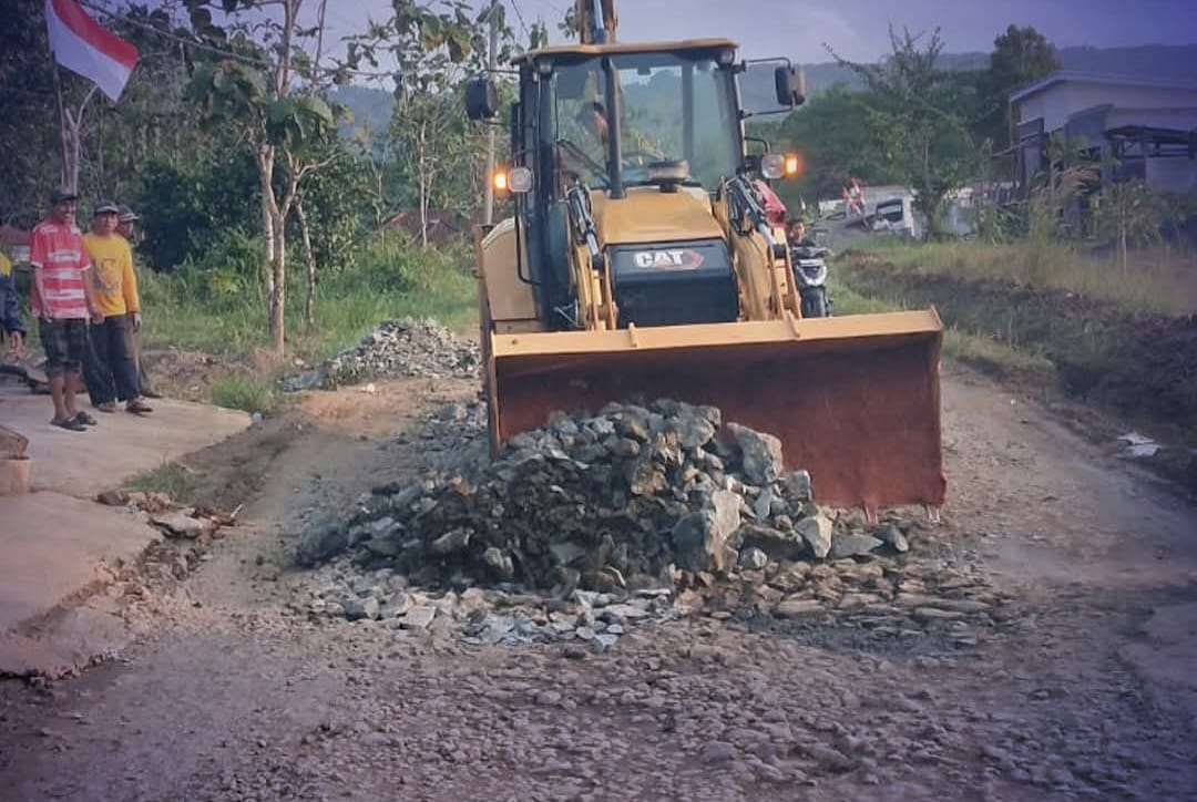 Suasana saat proses pengerjaan perbaikan sementara berupa pengerasan jalan.