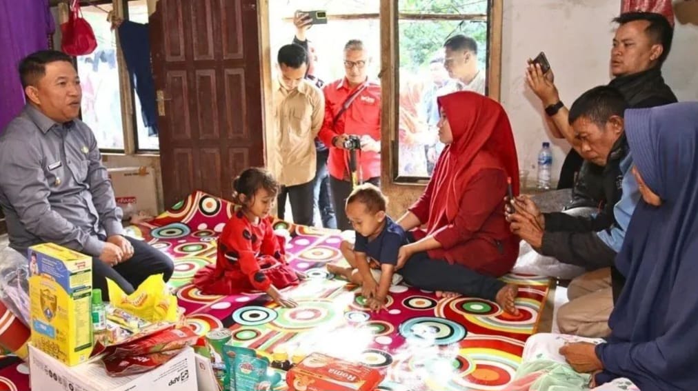Wabup Sukabumi Andreas saat meninjau rumah Raya di Desa Cianaga, Kecamatan Kabandungan.