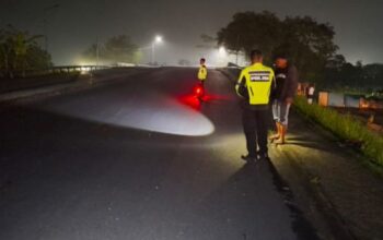OLAH TKP : Petugas Polres Sukabumi Kota, saat olah TKP laka lantas di Jalan Lingkar Selatan Fly Over Cisaat, Desa Cisaat, Kecamatan Cisaat, Kabupaten Sukabumi pada Sabtu malam (23/8).
