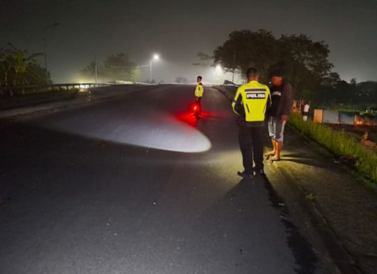 OLAH TKP : Petugas Polres Sukabumi Kota, saat olah TKP laka lantas di Jalan Lingkar Selatan Fly Over Cisaat, Desa Cisaat, Kecamatan Cisaat, Kabupaten Sukabumi pada Sabtu malam (23/8).
