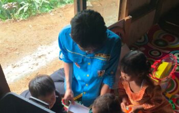 PEDULI: Anggota KNPI Kabupaten Sukabumi saat memberikan bantuan kepada keluarga Raya (3) di Kampung Padangenyang, Desa Cianaga, Kecamatan Kabandungan.(FOTO: UNTUK RADAR SUKABUMI)