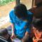 PEDULI: Anggota KNPI Kabupaten Sukabumi saat memberikan bantuan kepada keluarga Raya (3) di Kampung Padangenyang, Desa Cianaga, Kecamatan Kabandungan.(FOTO: UNTUK RADAR SUKABUMI)