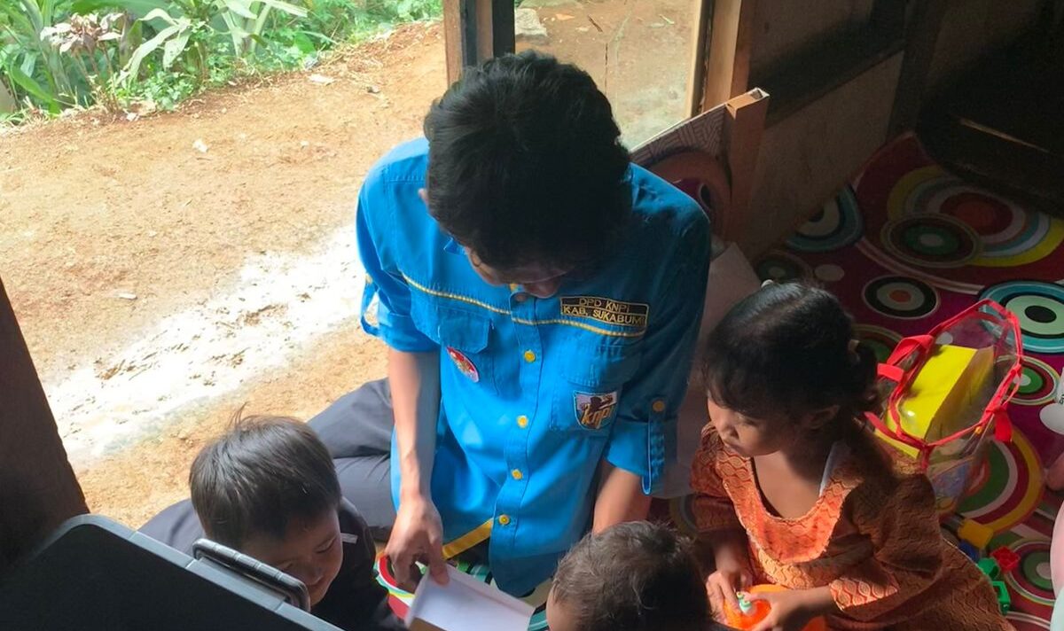 PEDULI: Anggota KNPI Kabupaten Sukabumi saat memberikan bantuan kepada keluarga Raya (3) di Kampung Padangenyang, Desa Cianaga, Kecamatan Kabandungan.(FOTO: UNTUK RADAR SUKABUMI)