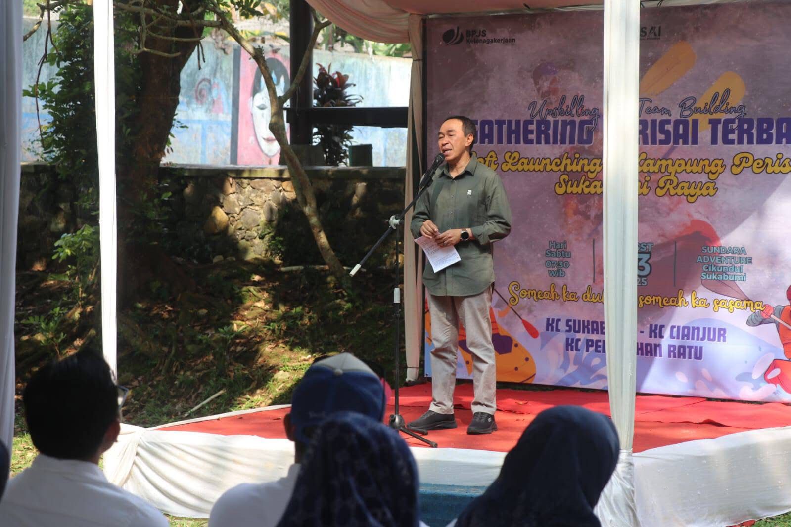 SAMBUTAN: Sekda Kabupaten Sukabumi, Ade Suryaman, saat membuka kegiatan Upskilling dan Team Building PERISAI di Pemandian Air Panas Cikundul Tirta Daya Budi, Kecamatan Lembursitu, Kota Sukabumi, Sabtu (23/8).