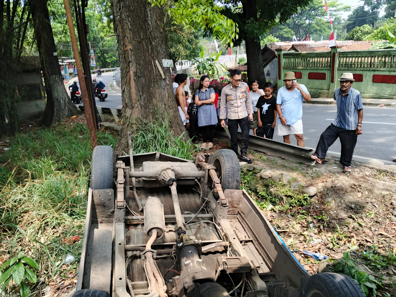 DIEVAKUASI: Petugas Polsek Cikembar, Resor Sukabumi, saat mengevakuasi ibu hamil korban kecelakaan angkot di Jalan Raya Pelabuhan II, Kampung Bojong Warung, Kecamatan Cikembar, Sabtu (24/8).