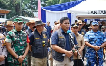 KEPEDULIAN: Kasal Laksamana TNI Muhammad Ali didampingi Wakil Bupati Sukabumi Andreas saat menghadiri peresmian jembatan dan kegiatan bakti sosial di Palabuhanratu, Sabtu (23/8).