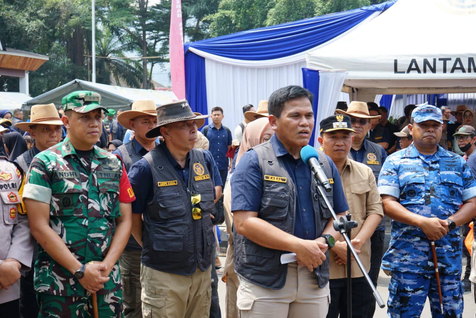 KEPEDULIAN: Kasal Laksamana TNI Muhammad Ali didampingi Wakil Bupati Sukabumi Andreas saat menghadiri peresmian jembatan dan kegiatan bakti sosial di Palabuhanratu, Sabtu (23/8).