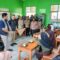 LAUNCHING: Camat Cisolok, Jaenal Abidin, saat menyerahkan obat cacing kepada anak-anak PAUD dalam kegiatan launching program kesehatan di Desa Wangunsari, Sabtu (23/8).(FOTO: NANDI/RADARSUKABUMI)