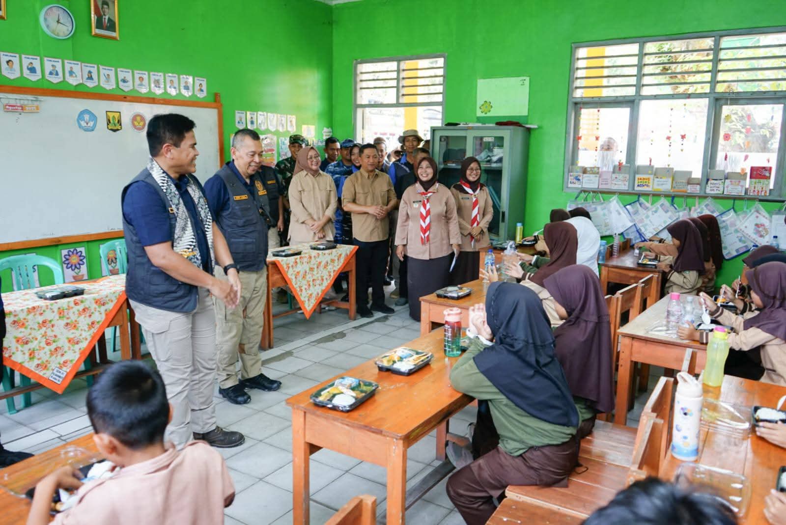 LAUNCHING: Camat Cisolok, Jaenal Abidin, saat menyerahkan obat cacing kepada anak-anak PAUD dalam kegiatan launching program kesehatan di Desa Wangunsari, Sabtu (23/8).(FOTO: NANDI/RADARSUKABUMI)