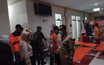 PENANGANAN: Tim medis menangani sejumlah warga yang mengalami gejala keracunan massal di Kampung Tugu, Kecamatan Kabandungan, Sabtu (23/8).