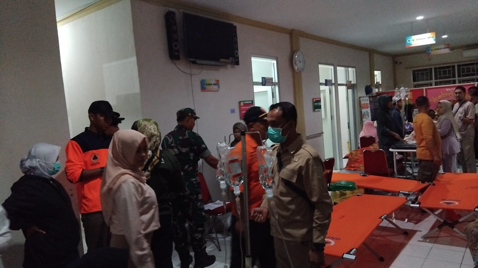 PENANGANAN: Tim medis menangani sejumlah warga yang mengalami gejala keracunan massal di Kampung Tugu, Kecamatan Kabandungan, Sabtu (23/8).