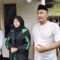 KEPRIHATINAN: Tiga anggota DPRD Kabupaten Sukabumi dari Fraksi PPP—Andri Hidayana, Zakkiyah Rahmah Adawiyah, dan Dilla Nurdian—saat mengunjungi rumah almarhumah Raya di Desa Cianaga, Kecamatan Kabandungan.
