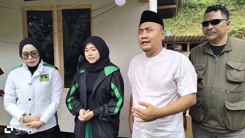 KEPRIHATINAN: Tiga anggota DPRD Kabupaten Sukabumi dari Fraksi PPP—Andri Hidayana, Zakkiyah Rahmah Adawiyah, dan Dilla Nurdian—saat mengunjungi rumah almarhumah Raya di Desa Cianaga, Kecamatan Kabandungan.