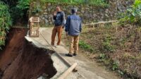 Longsor Putus Akses di Sukaraja, Warga Bergerak Cepat Lakukan Penanganan